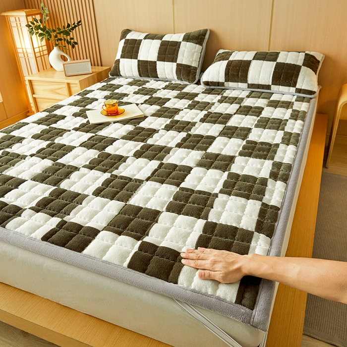 91家纺网 家纺一手货源 找家纺 澳梵家居 2025新款无印风牛奶绒夹棉床护垫 棕绿白格