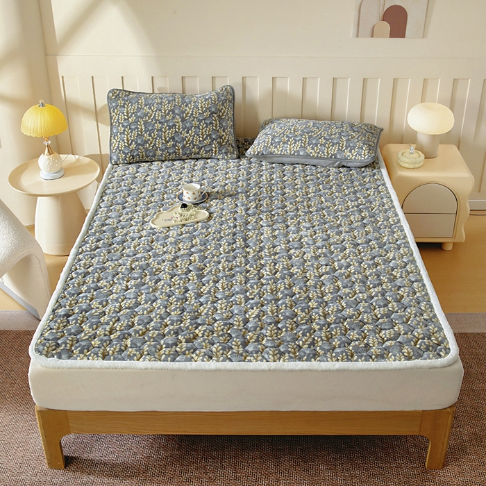 91家纺网 家纺一手货源 找家纺 情煊家纺 2025新款A类牛奶绒印花夹棉床垫 银杏叶