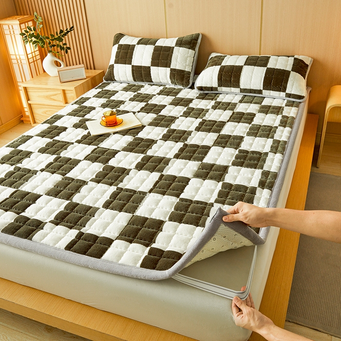 91家纺网 家纺一手货源 找家纺 澳梵家居 2025新款无印风牛奶绒夹棉床护垫 棕绿白格