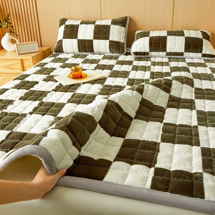 91家纺网 家纺一手货源 找家纺 澳梵家居 2025新款无印风牛奶绒夹棉床护垫 棕绿白格