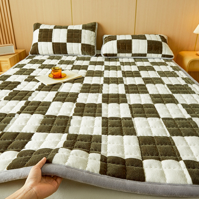 91家纺网 家纺一手货源 找家纺 澳梵家居 2025新款无印风牛奶绒夹棉床护垫 棕绿白格