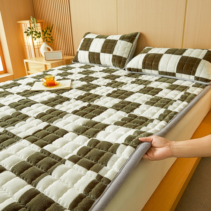 91家纺网 家纺一手货源 找家纺 澳梵家居 2025新款无印风牛奶绒夹棉床护垫 棕绿白格