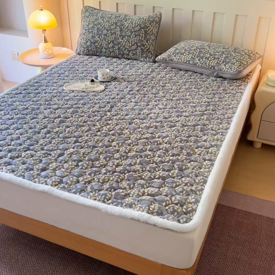 91家纺网 家纺一手货源 找家纺 情煊家纺 2025新款A类牛奶绒印花夹棉床垫 银杏叶