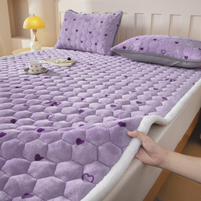 91家纺网 家纺一手货源 找家纺 情煊家纺 2025新款A类牛奶绒印花夹棉床垫 紫爱心