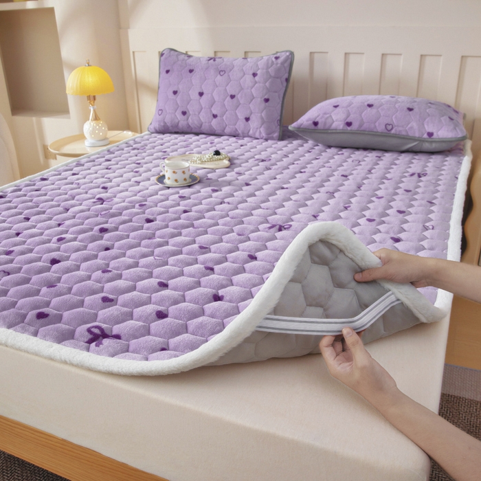 91家纺网 家纺一手货源 找家纺 情煊家纺 2025新款A类牛奶绒印花夹棉床垫 紫爱心