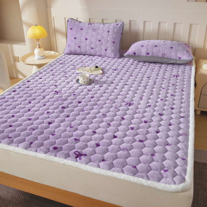 91家纺网 家纺一手货源 找家纺 情煊家纺 2025新款A类牛奶绒印花夹棉床垫 紫爱心