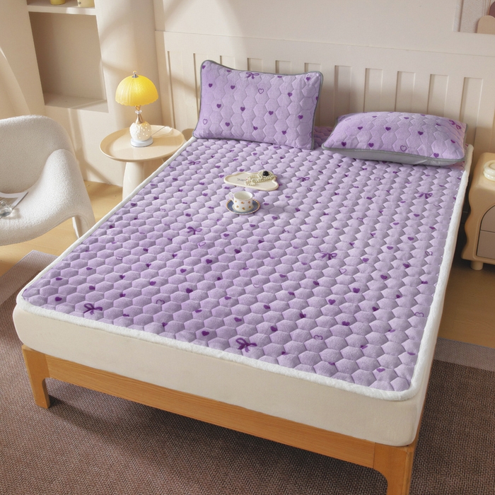 91家纺网 家纺一手货源 找家纺 情煊家纺 2025新款A类牛奶绒印花夹棉床垫 紫爱心