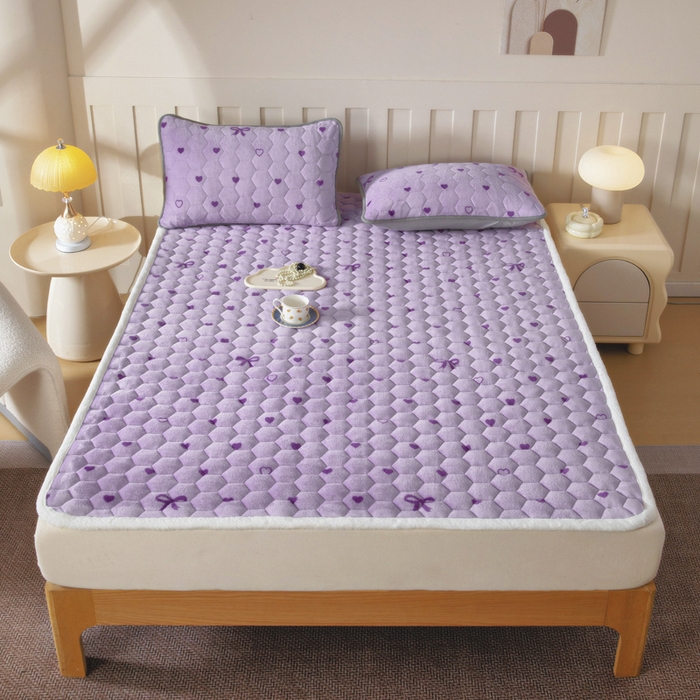 91家纺网 家纺一手货源 找家纺 情煊家纺 2025新款A类牛奶绒印花夹棉床垫 紫爱心