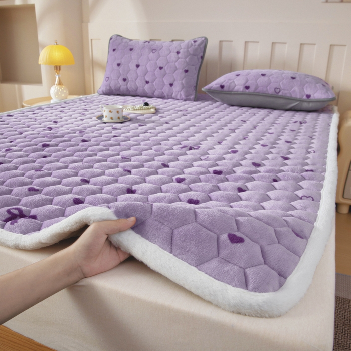 91家纺网 家纺一手货源 找家纺 情煊家纺 2025新款A类牛奶绒印花夹棉床垫 紫爱心