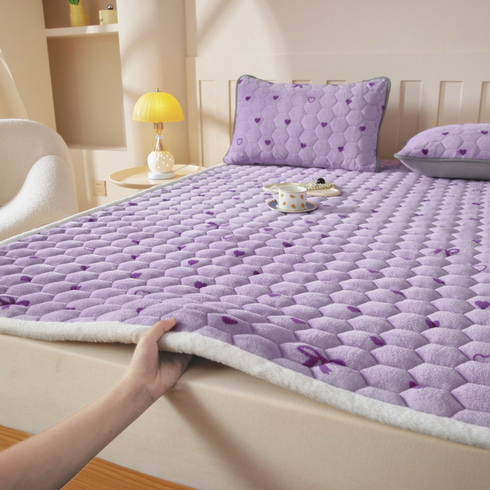 91家纺网 家纺一手货源 找家纺 情煊家纺 2025新款A类牛奶绒印花夹棉床垫 紫爱心