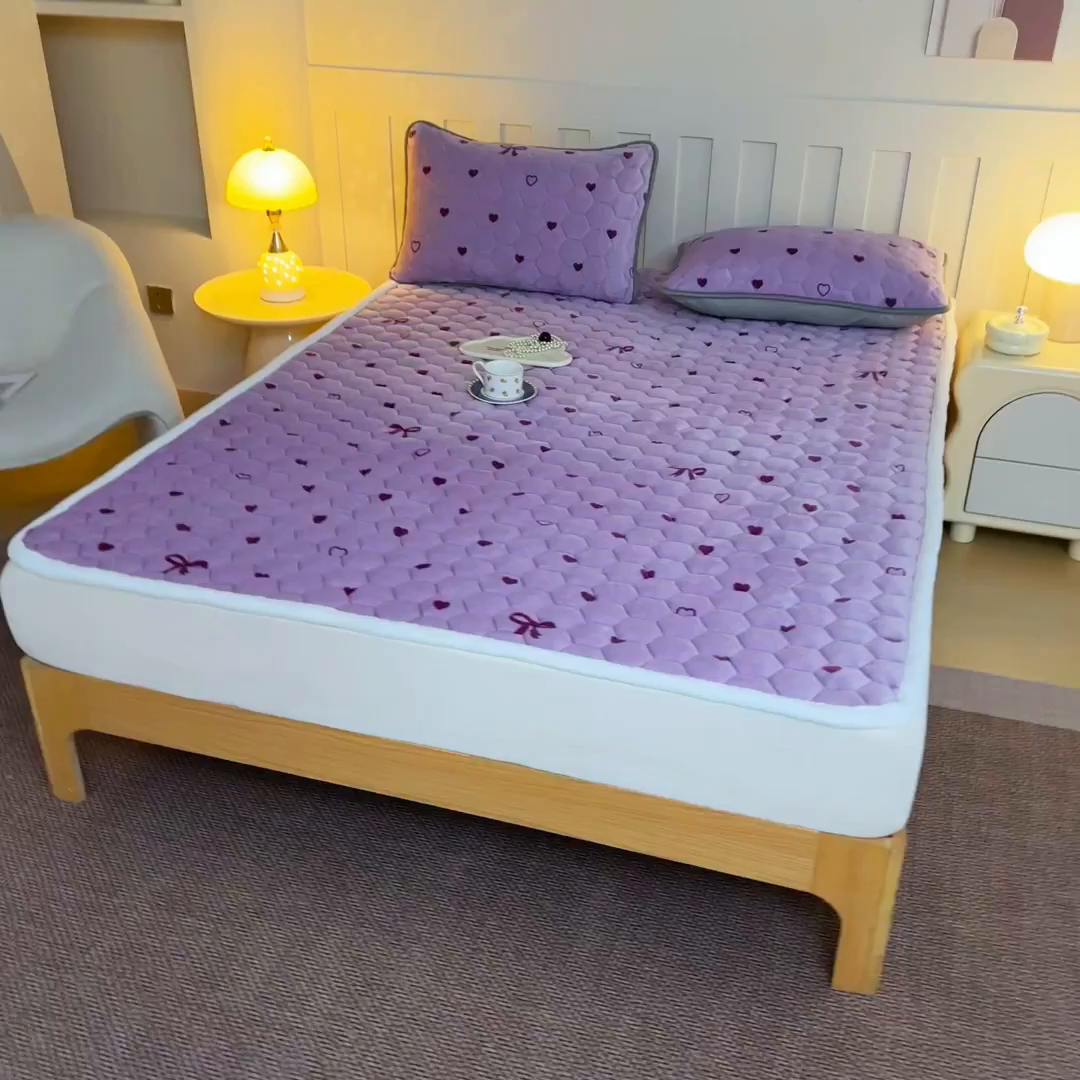 91家纺网 家纺一手货源 找家纺 情煊家纺 2025新款A类牛奶绒印花夹棉床垫 紫爱心