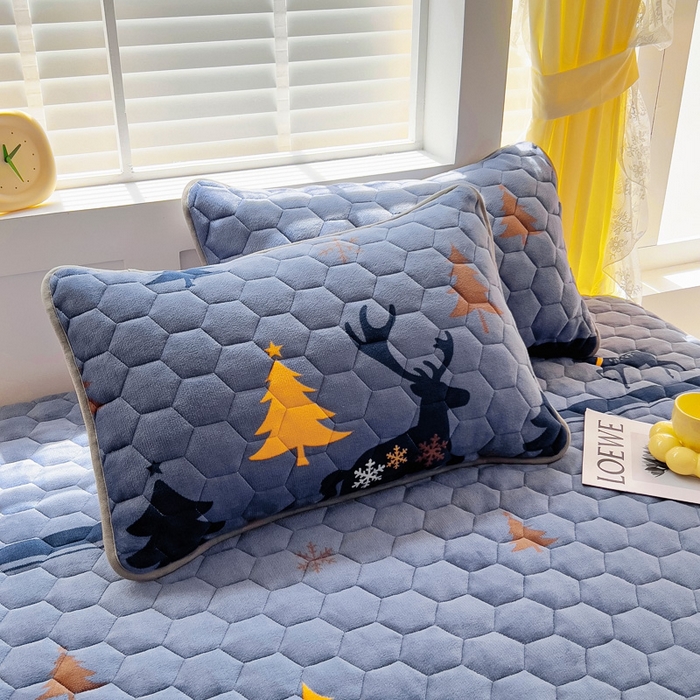 91家纺网 家纺一手货源 找家纺 （总）情煊家纺 2025新款保暖牛奶绒夹棉床笠-花边款