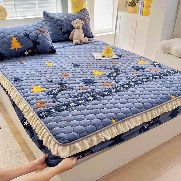 91家纺网 家纺一手货源 找家纺 （总）情煊家纺 2025新款保暖牛奶绒夹棉床笠-花边款