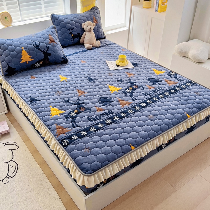 91家纺网 家纺一手货源 找家纺 （总）情煊家纺 2025新款保暖牛奶绒夹棉床笠-花边款