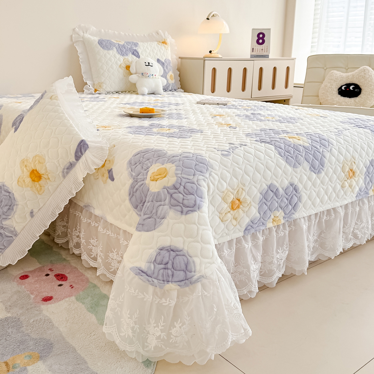 91家纺网 家纺一手货源 找家纺 冬然家纺 2025新款高克重牛奶绒蕾丝花边床盖系列 楼兰花海