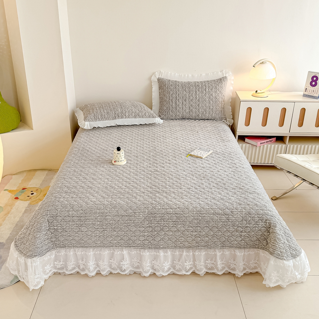 91家纺网 家纺一手货源 找家纺 冬然家纺 2025新款高克重牛奶绒蕾丝花边床盖系列 肌理纹-灰