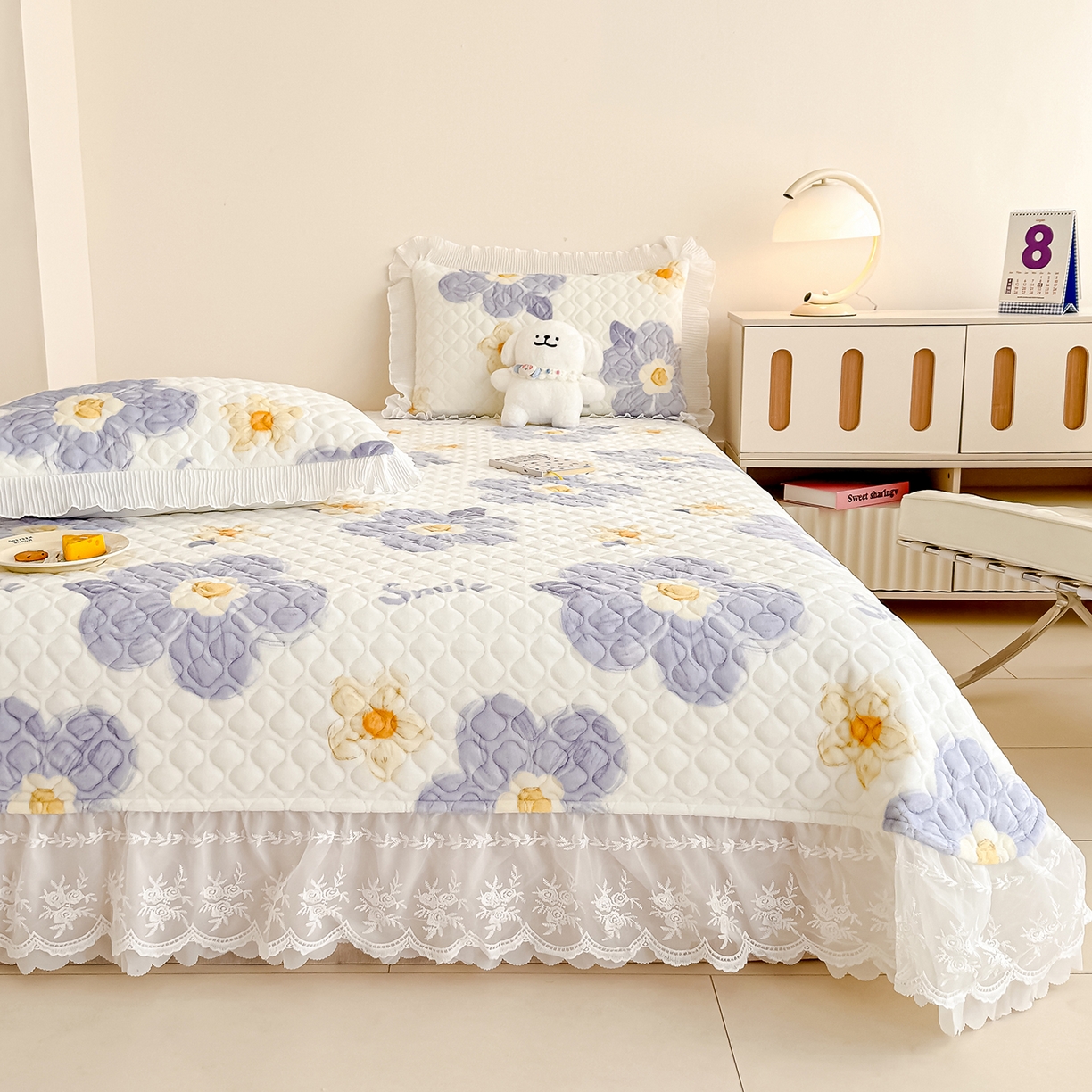 91家纺网 家纺一手货源 找家纺 冬然家纺 2025新款高克重牛奶绒蕾丝花边床盖系列 楼兰花海