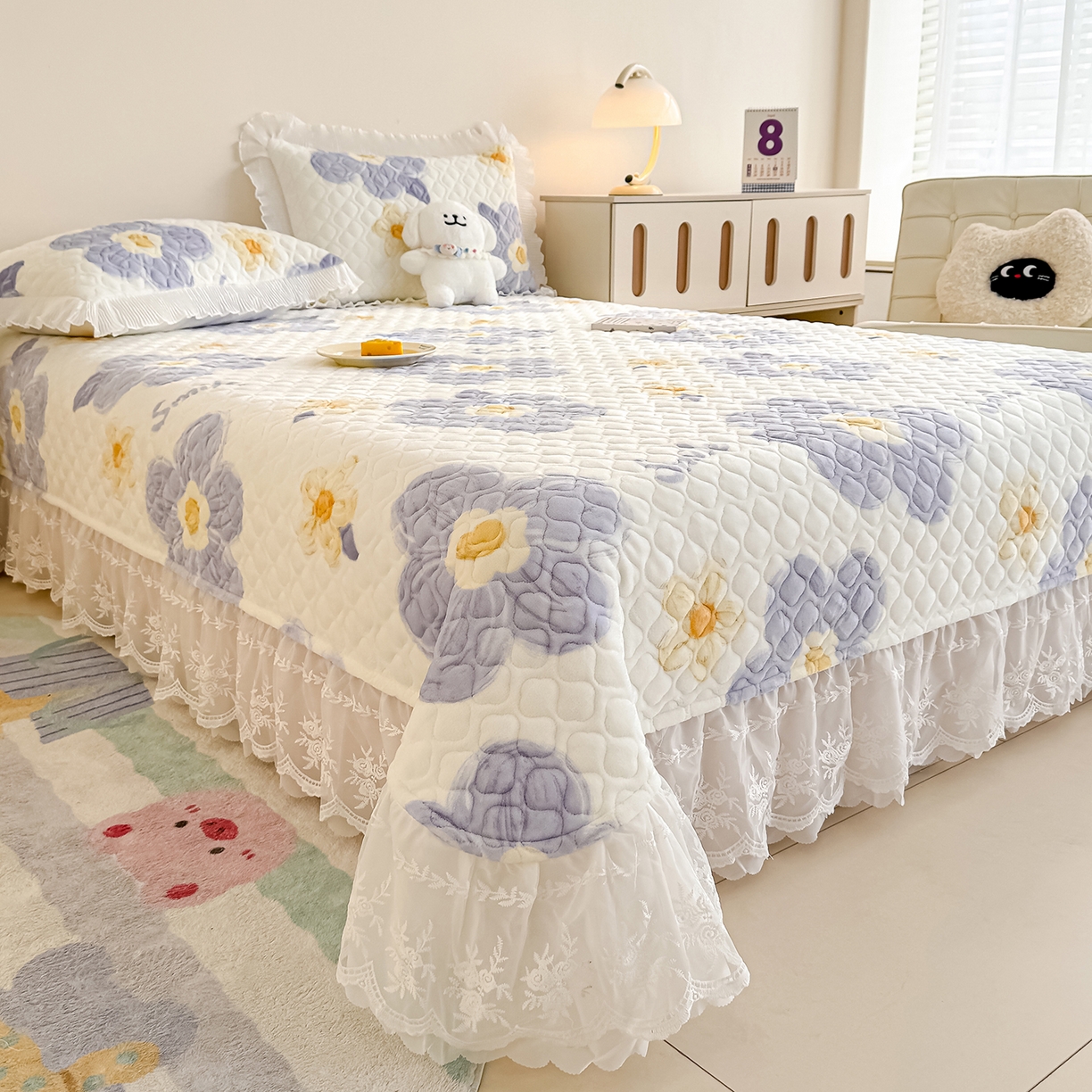 91家纺网 家纺一手货源 找家纺 冬然家纺 2025新款高克重牛奶绒蕾丝花边床盖系列 楼兰花海