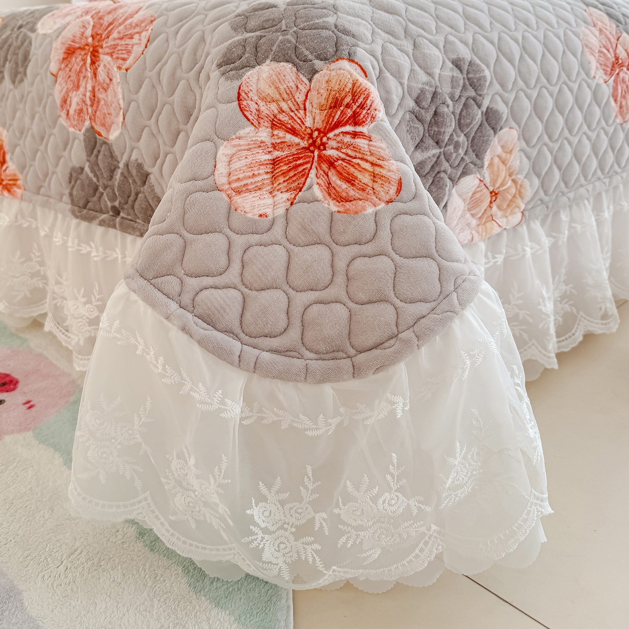 91家纺网 家纺一手货源 找家纺 冬然家纺 2025新款高克重牛奶绒蕾丝花边床盖系列 朵朵花香