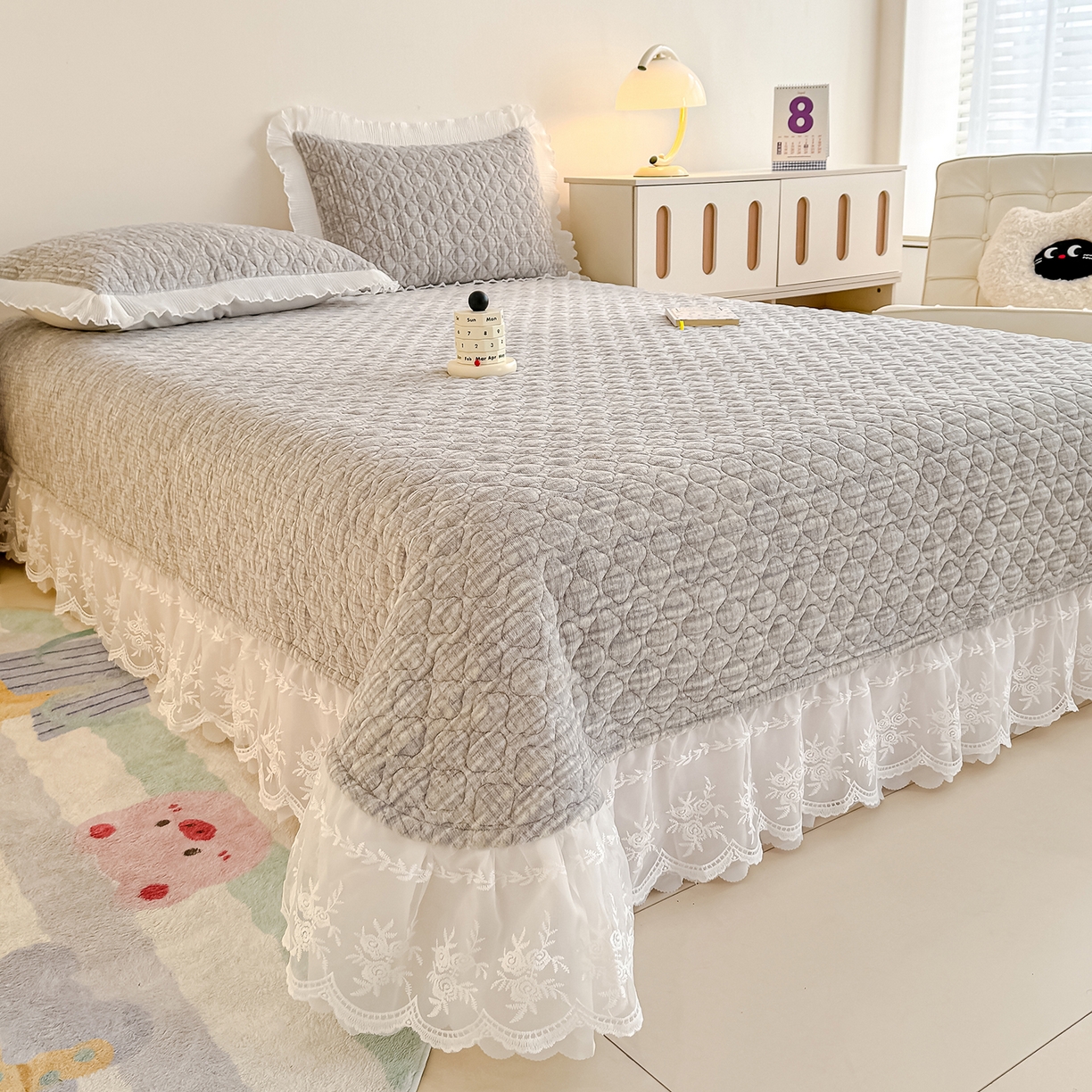 91家纺网 家纺一手货源 找家纺 冬然家纺 2025新款高克重牛奶绒蕾丝花边床盖系列 肌理纹-灰