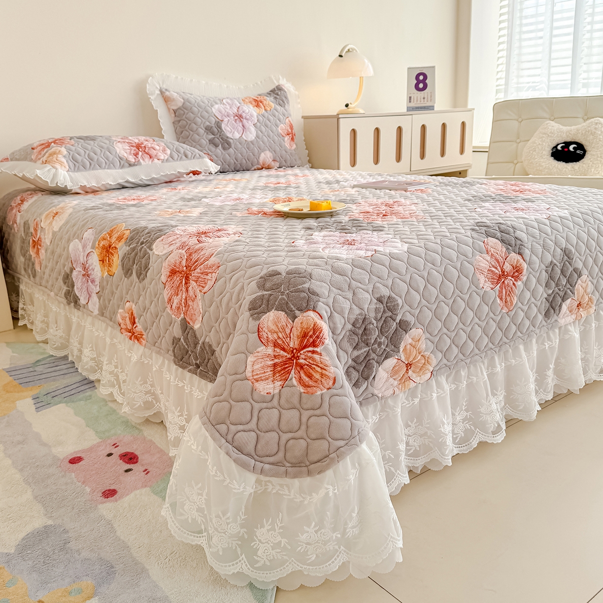 91家纺网 家纺一手货源 找家纺 冬然家纺 2025新款高克重牛奶绒蕾丝花边床盖系列 朵朵花香