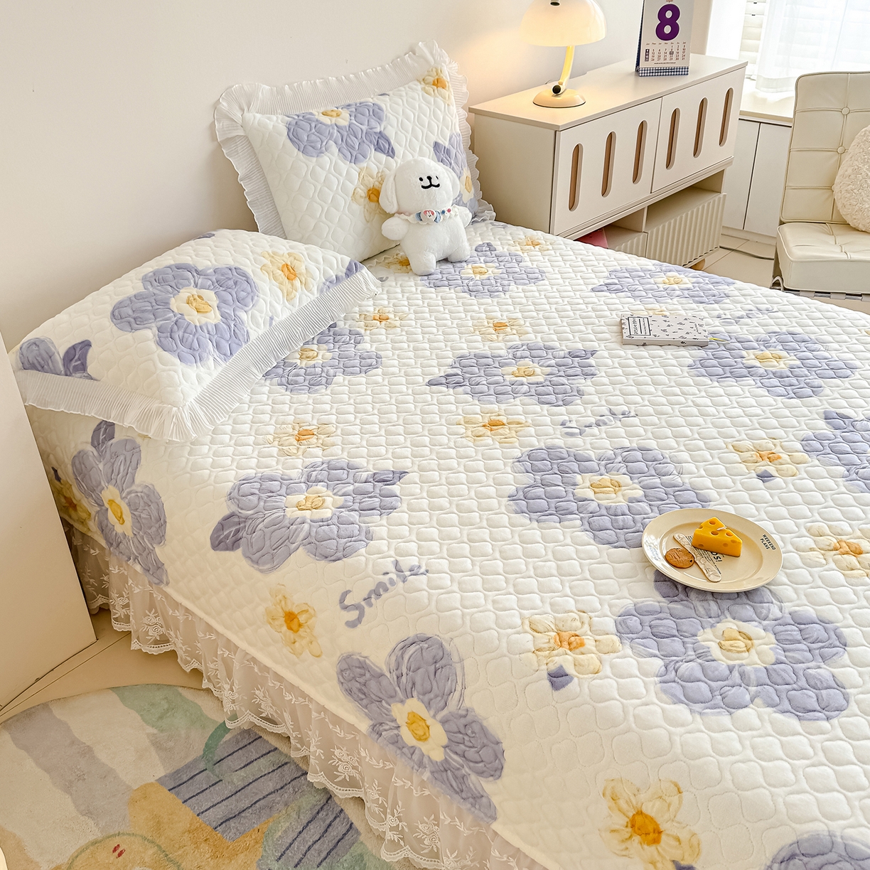 91家纺网 家纺一手货源 找家纺 冬然家纺 2025新款高克重牛奶绒蕾丝花边床盖系列 楼兰花海