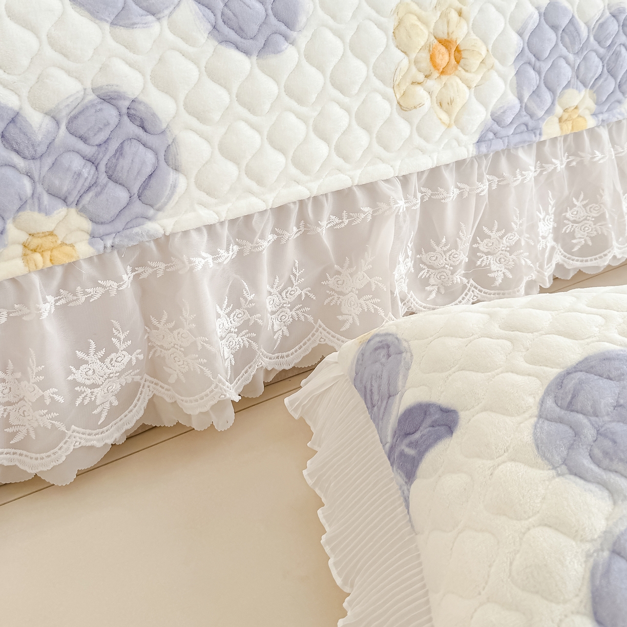 91家纺网 家纺一手货源 找家纺 冬然家纺 2025新款高克重牛奶绒蕾丝花边床盖系列 楼兰花海