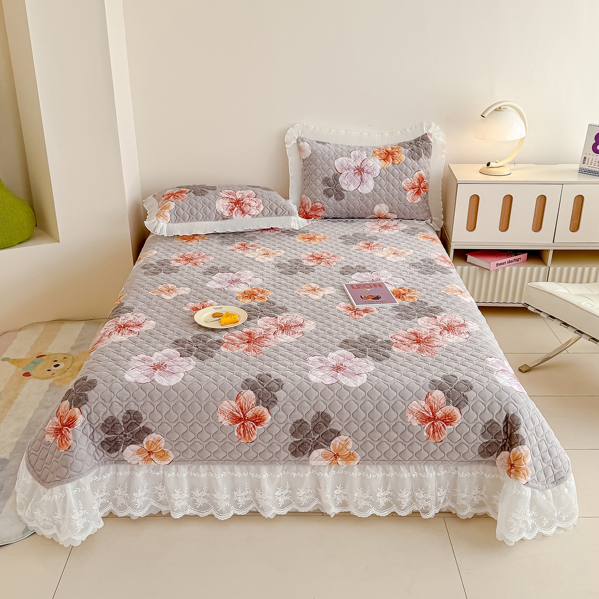 91家纺网 家纺一手货源 找家纺 冬然家纺 2025新款高克重牛奶绒蕾丝花边床盖系列 朵朵花香