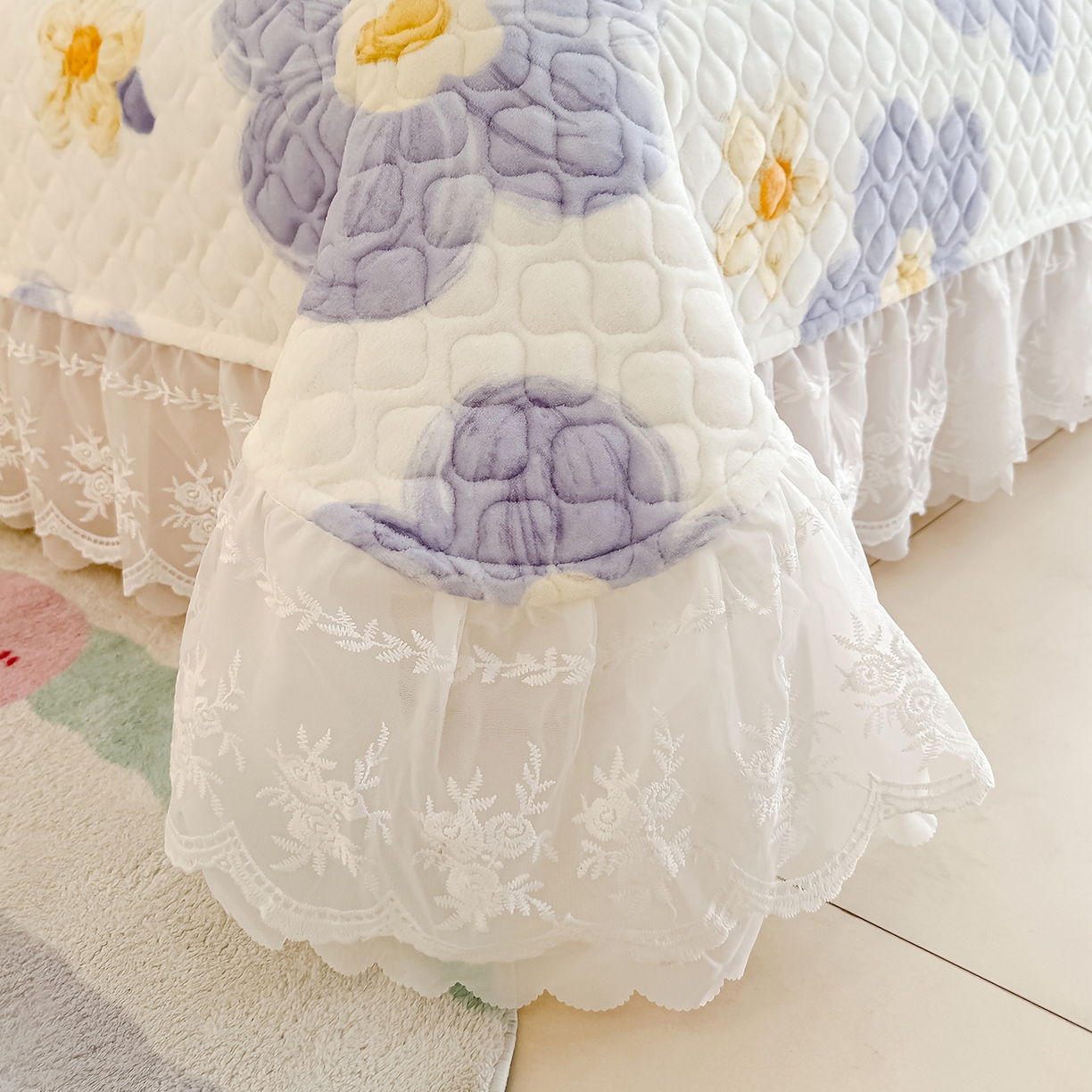 91家纺网 家纺一手货源 找家纺 冬然家纺 2025新款高克重牛奶绒蕾丝花边床盖系列 楼兰花海