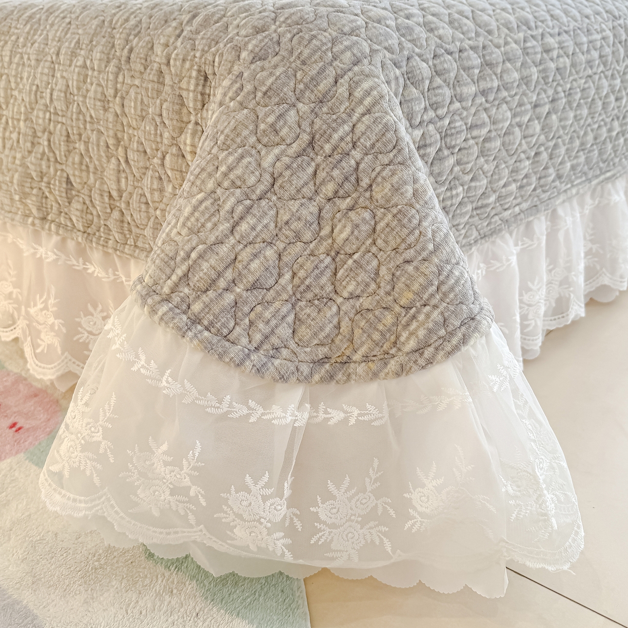 91家纺网 家纺一手货源 找家纺 冬然家纺 2025新款高克重牛奶绒蕾丝花边床盖系列 肌理纹-灰