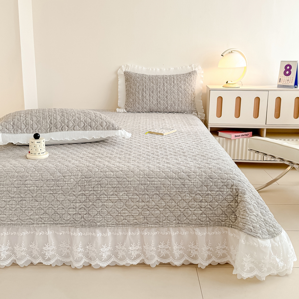 91家纺网 家纺一手货源 找家纺 冬然家纺 2025新款高克重牛奶绒蕾丝花边床盖系列 肌理纹-灰