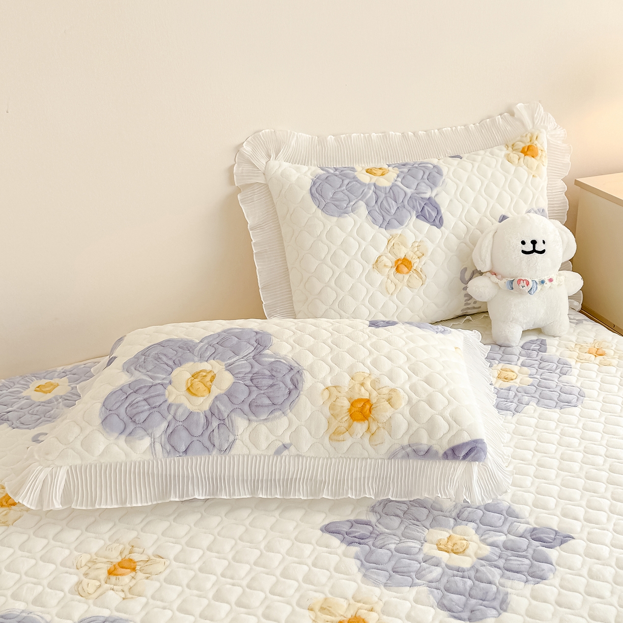 91家纺网 家纺一手货源 找家纺 冬然家纺 2025新款高克重牛奶绒蕾丝花边床盖系列 楼兰花海