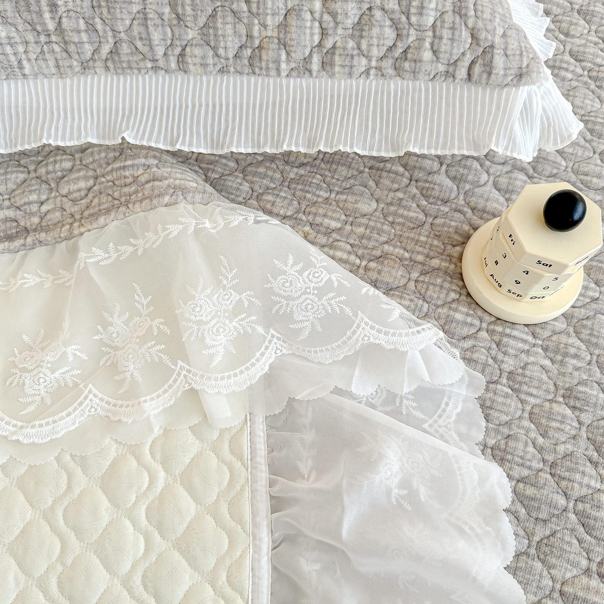 91家纺网 家纺一手货源 找家纺 冬然家纺 2025新款高克重牛奶绒蕾丝花边床盖系列 肌理纹-灰