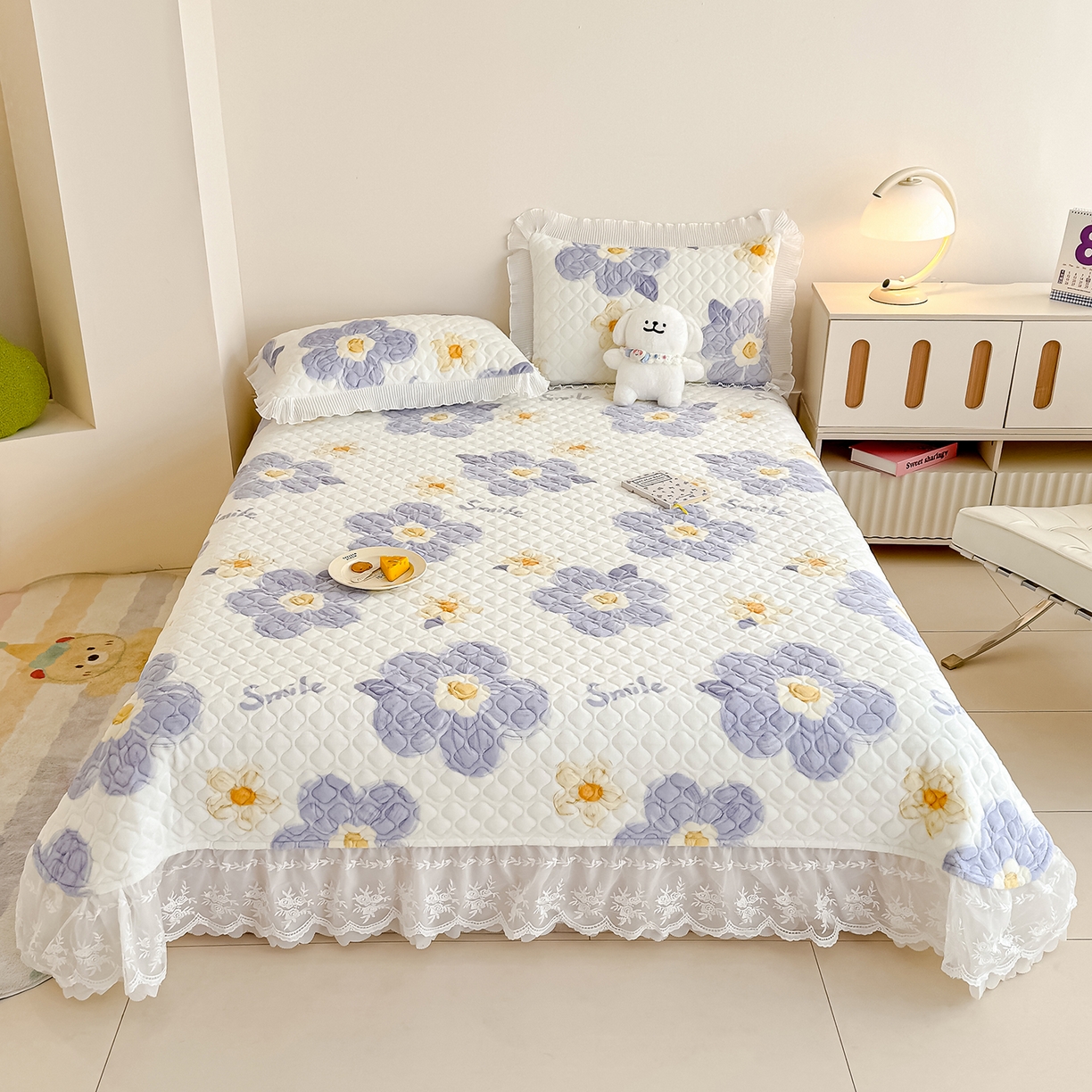 91家纺网 家纺一手货源 找家纺 冬然家纺 2025新款高克重牛奶绒蕾丝花边床盖系列 楼兰花海