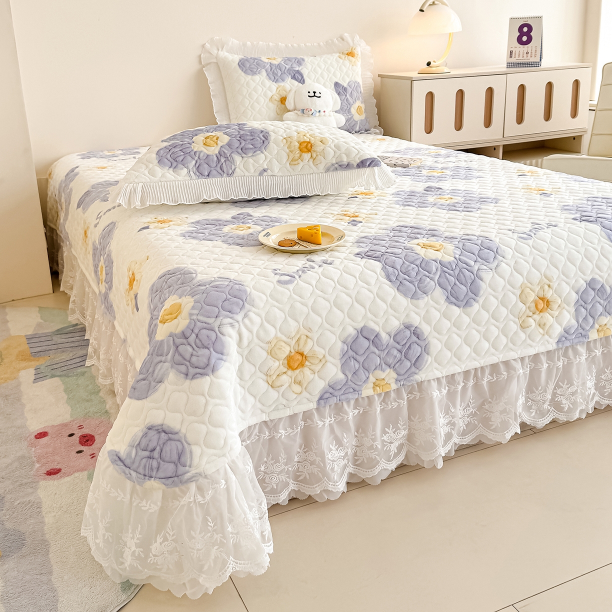 91家纺网 家纺一手货源 找家纺 冬然家纺 2025新款高克重牛奶绒蕾丝花边床盖系列 楼兰花海