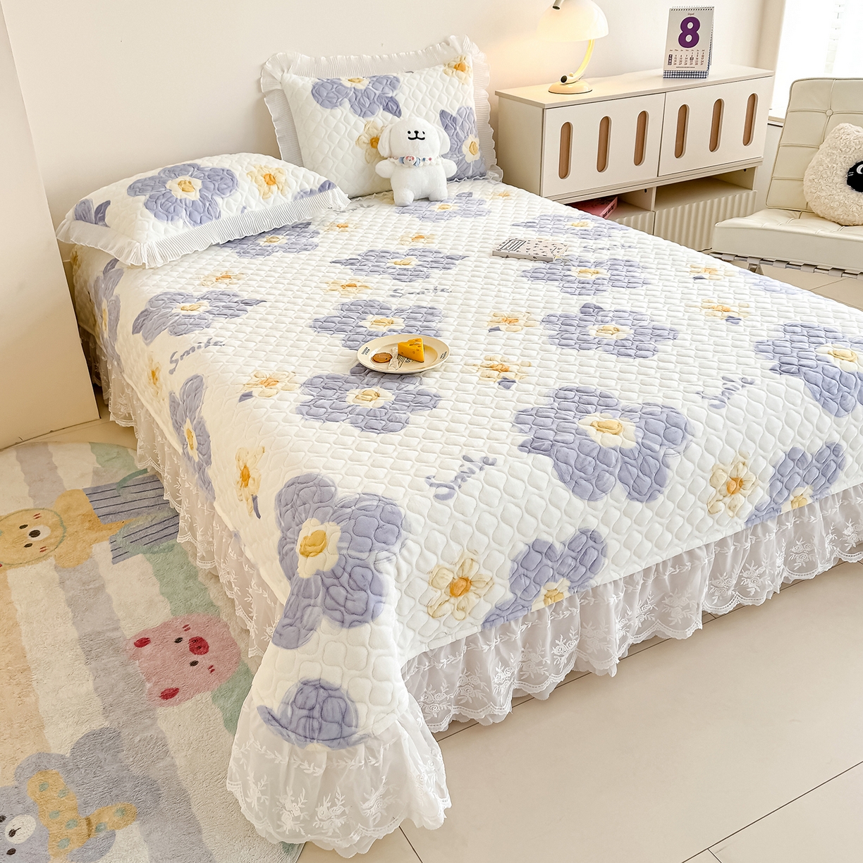 91家纺网 家纺一手货源 找家纺 冬然家纺 2025新款高克重牛奶绒蕾丝花边床盖系列 楼兰花海