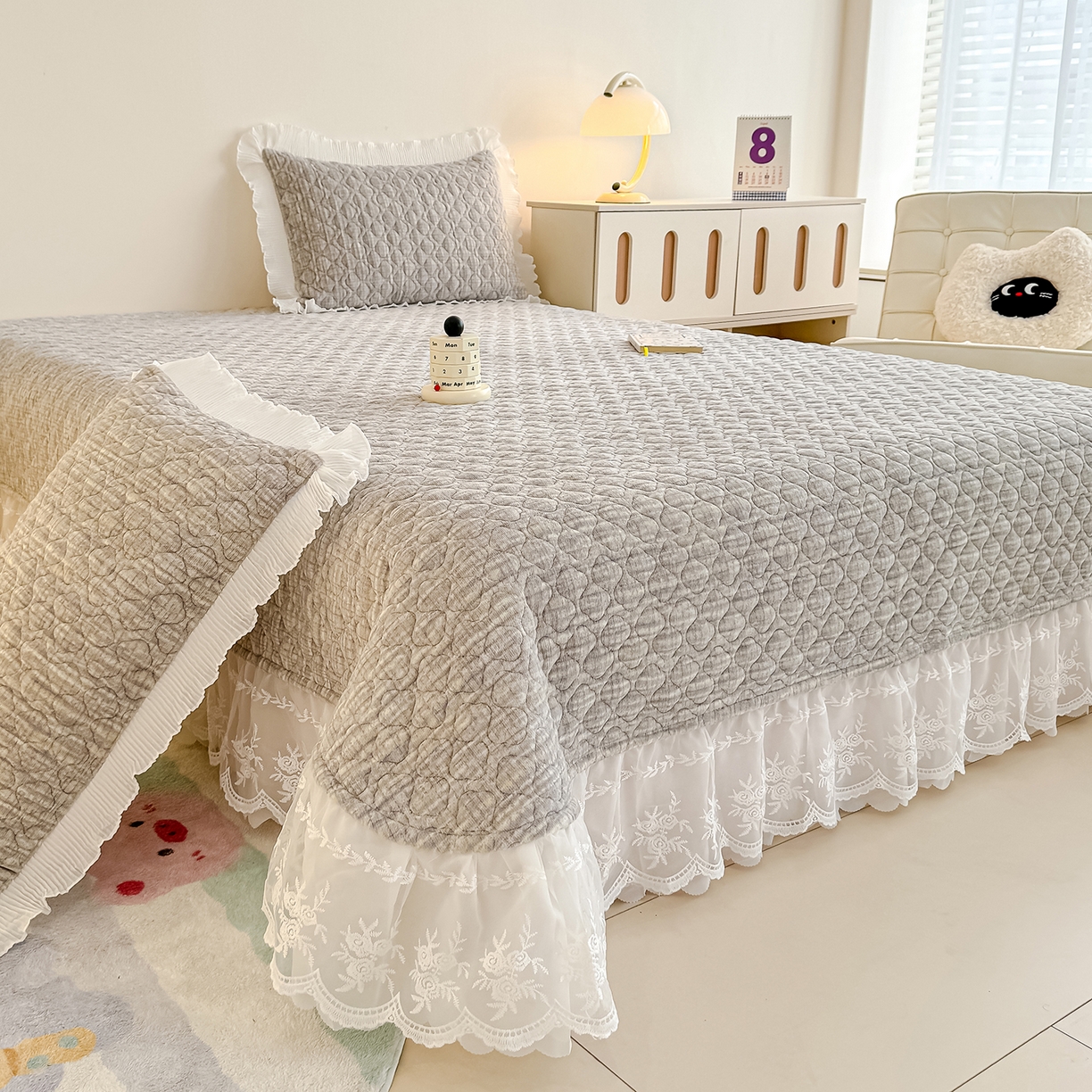 91家纺网 家纺一手货源 找家纺 冬然家纺 2025新款高克重牛奶绒蕾丝花边床盖系列 肌理纹-灰