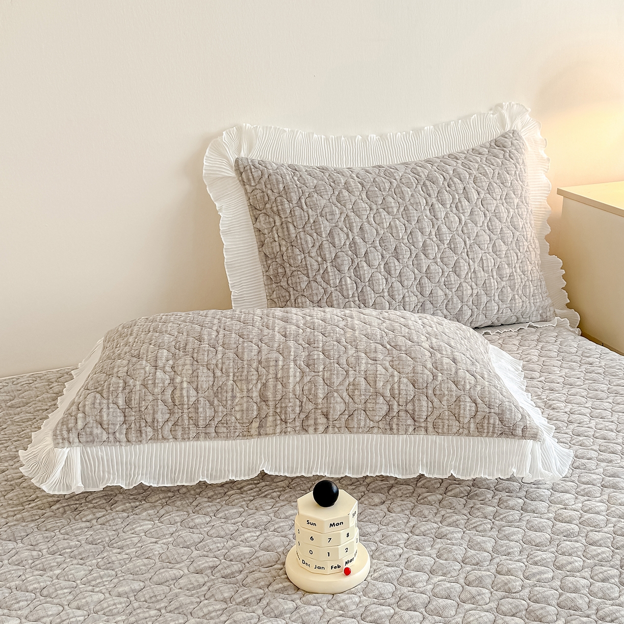 91家纺网 家纺一手货源 找家纺 冬然家纺 2025新款高克重牛奶绒蕾丝花边床盖系列 肌理纹-灰