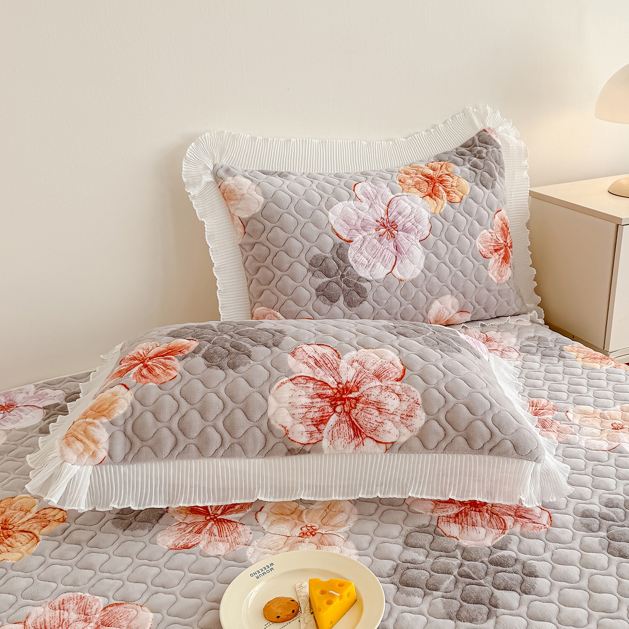 91家纺网 家纺一手货源 找家纺 冬然家纺 2025新款高克重牛奶绒蕾丝花边床盖系列 朵朵花香