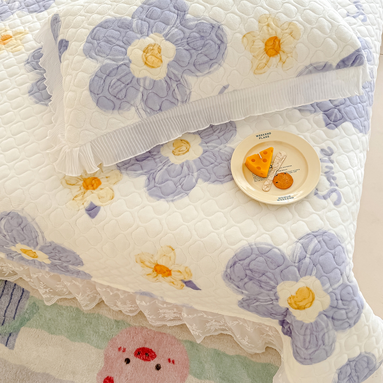 91家纺网 家纺一手货源 找家纺 冬然家纺 2025新款高克重牛奶绒蕾丝花边床盖系列 楼兰花海