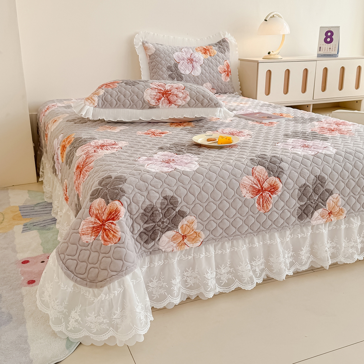 91家纺网 家纺一手货源 找家纺 冬然家纺 2025新款高克重牛奶绒蕾丝花边床盖系列 朵朵花香