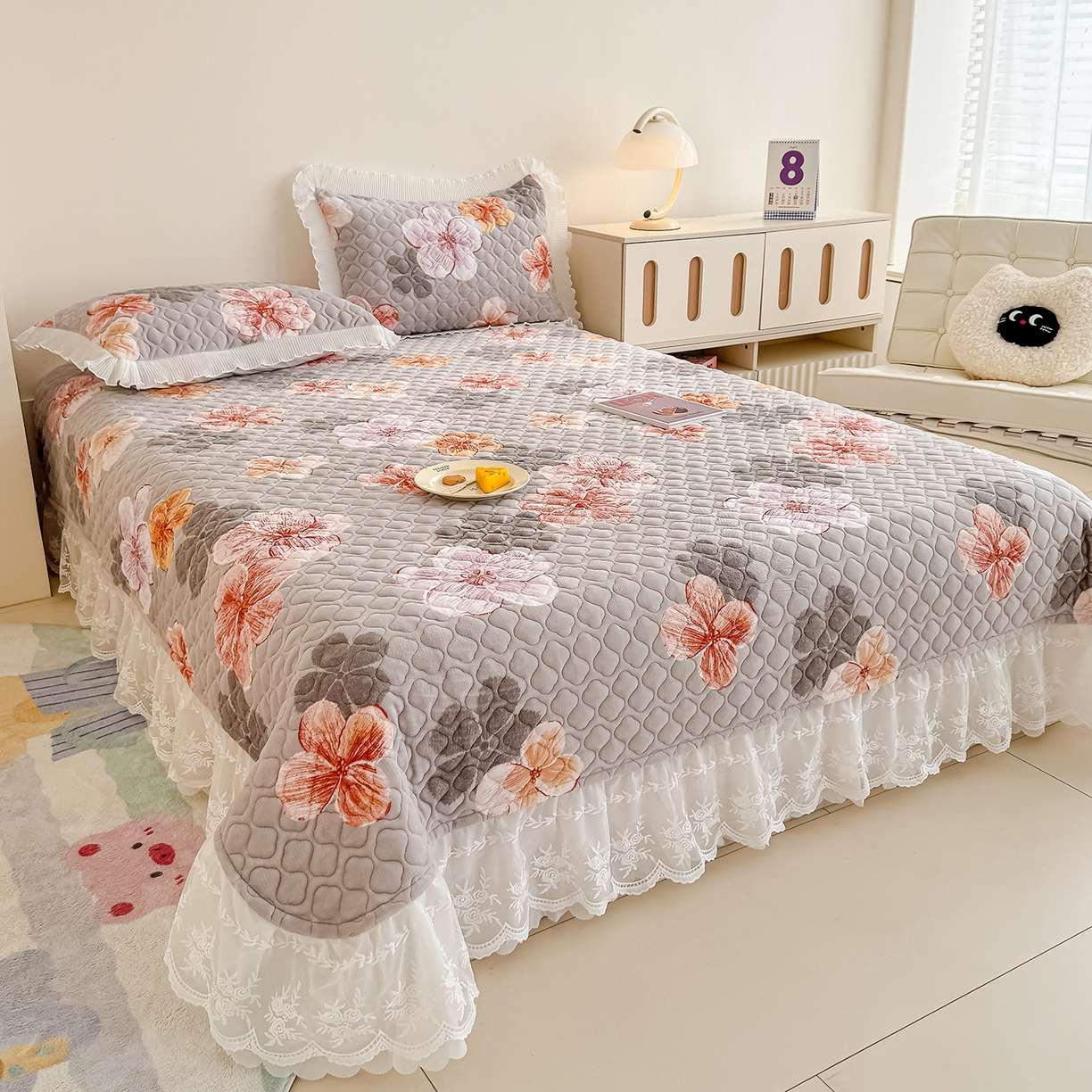 91家纺网 家纺一手货源 找家纺 冬然家纺 2025新款高克重牛奶绒蕾丝花边床盖系列 朵朵花香