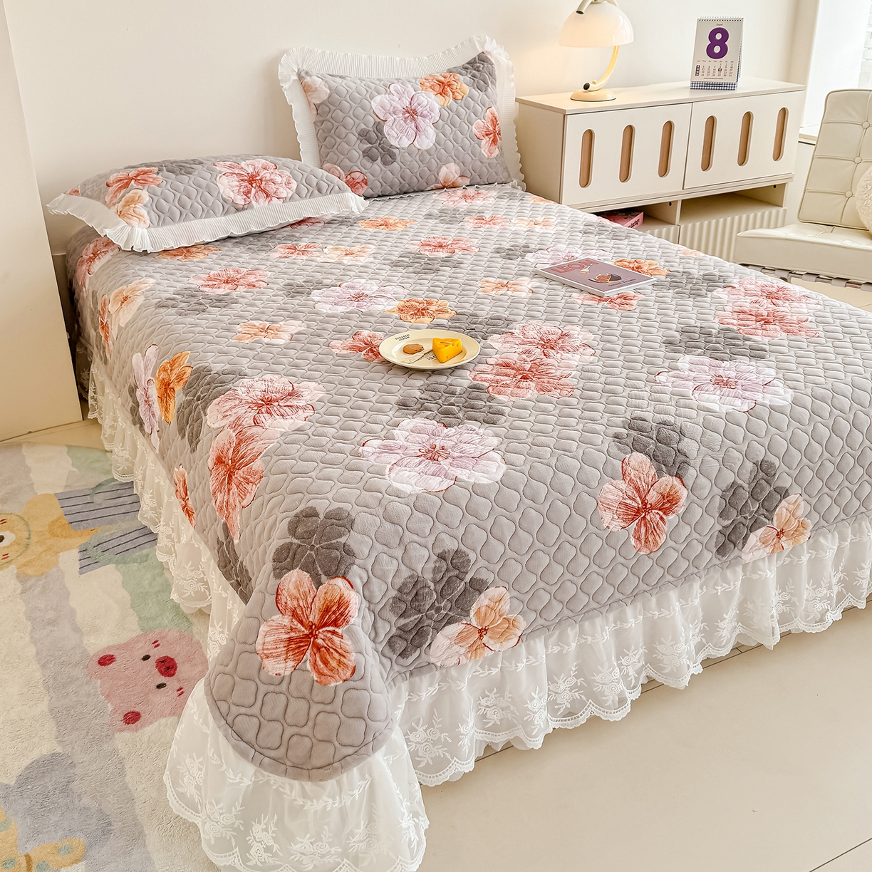 91家纺网 家纺一手货源 找家纺 冬然家纺 2025新款高克重牛奶绒蕾丝花边床盖系列 朵朵花香