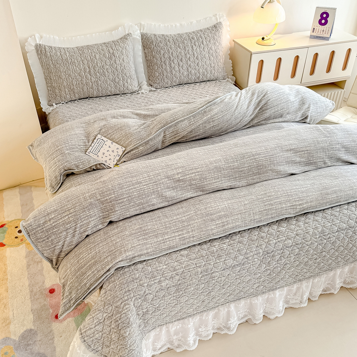91家纺网 家纺一手货源 找家纺 冬然家纺 2025新款高克重牛奶绒蕾丝花边床盖系列 肌理纹-灰