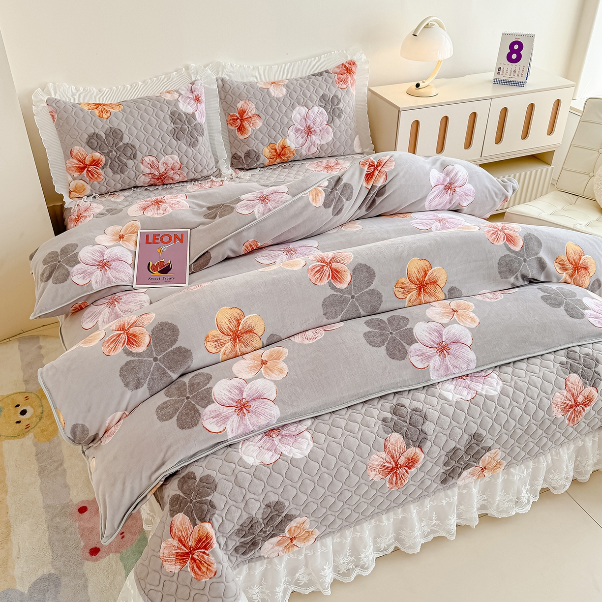 91家纺网 家纺一手货源 找家纺 冬然家纺 2025新款高克重牛奶绒蕾丝花边床盖系列 朵朵花香