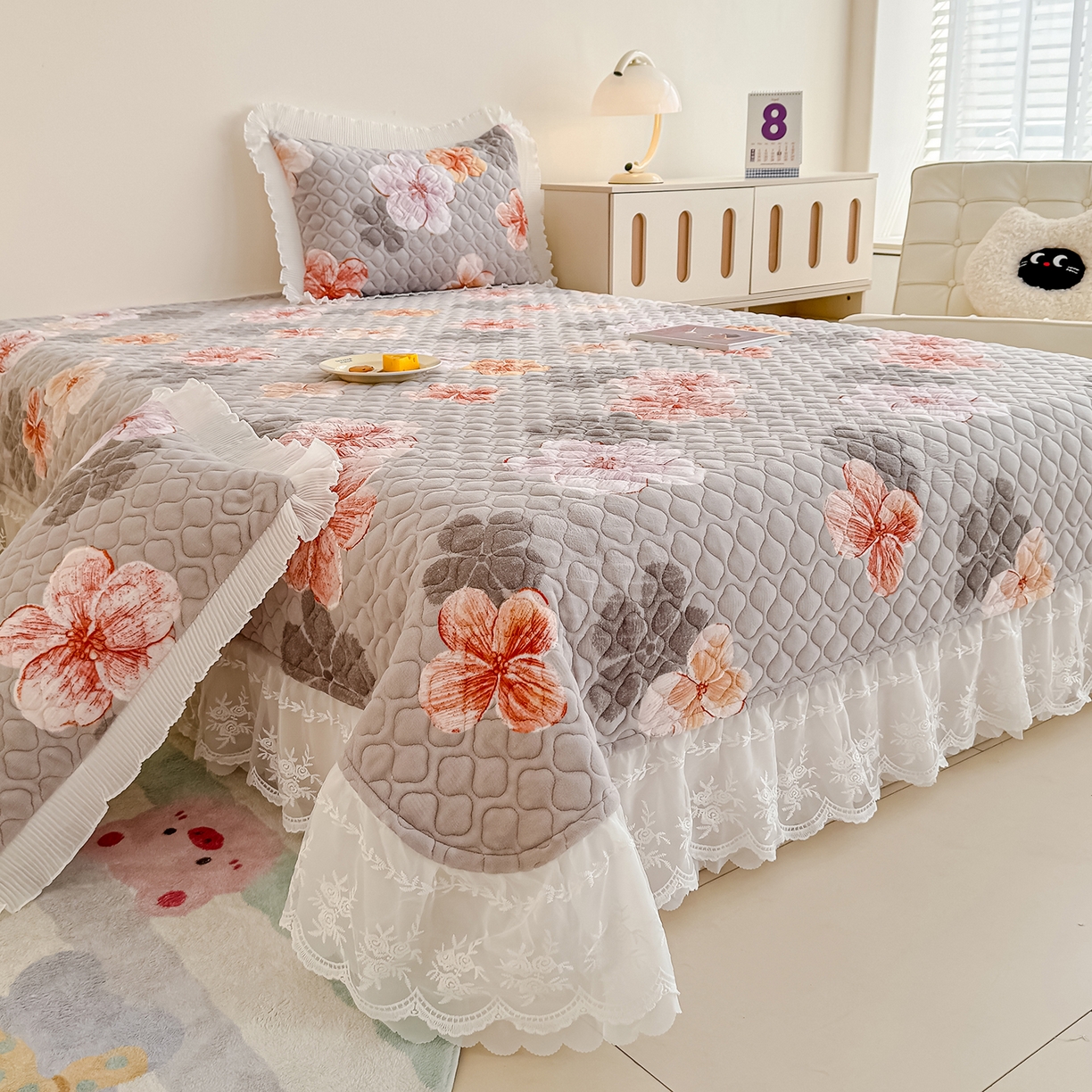 91家纺网 家纺一手货源 找家纺 冬然家纺 2025新款高克重牛奶绒蕾丝花边床盖系列 朵朵花香