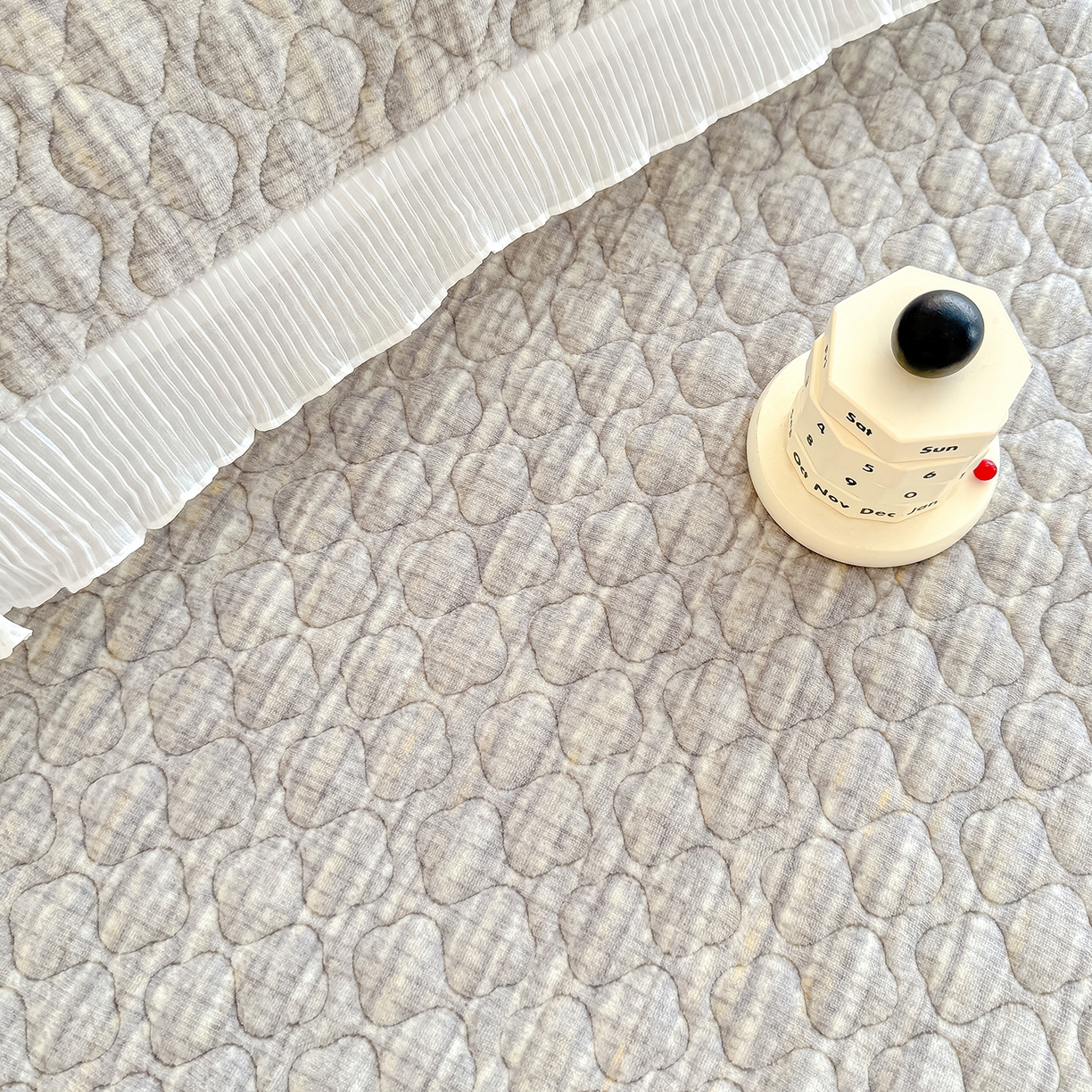 91家纺网 家纺一手货源 找家纺 冬然家纺 2025新款高克重牛奶绒蕾丝花边床盖系列 肌理纹-灰