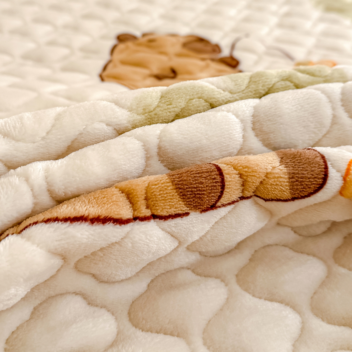 91家纺网 家纺一手货源 找家纺 冬然家纺 2025新款高克重牛奶绒蕾丝花边床盖系列 卡皮巴拉