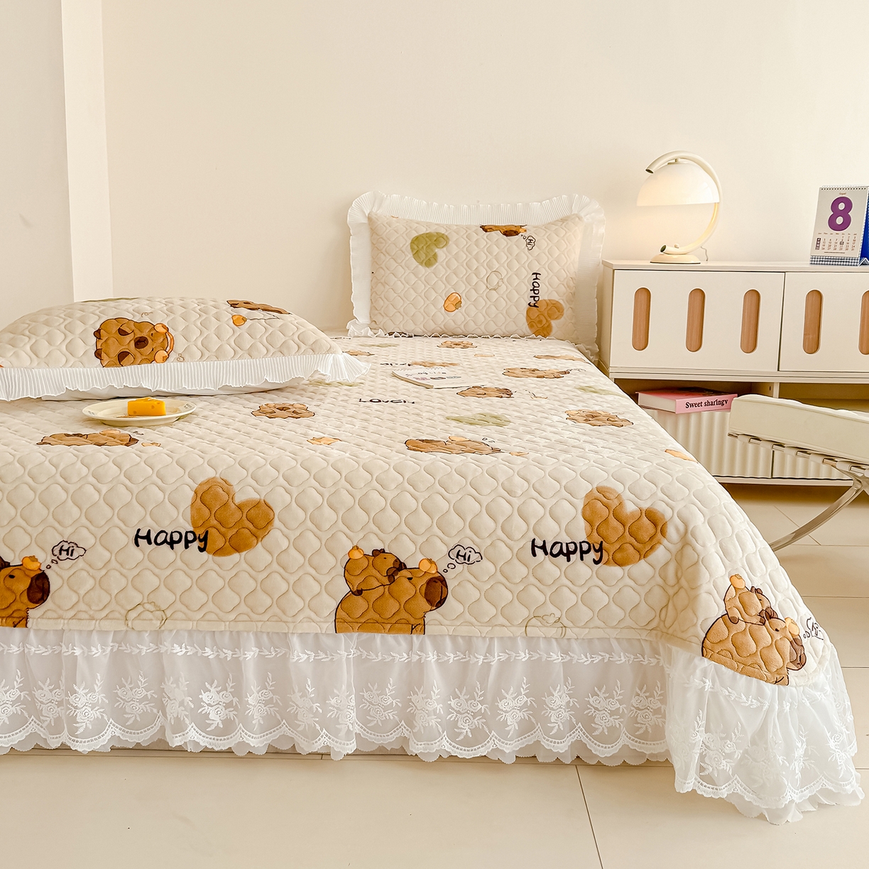 91家纺网 家纺一手货源 找家纺 冬然家纺 2025新款高克重牛奶绒蕾丝花边床盖系列 卡皮巴拉