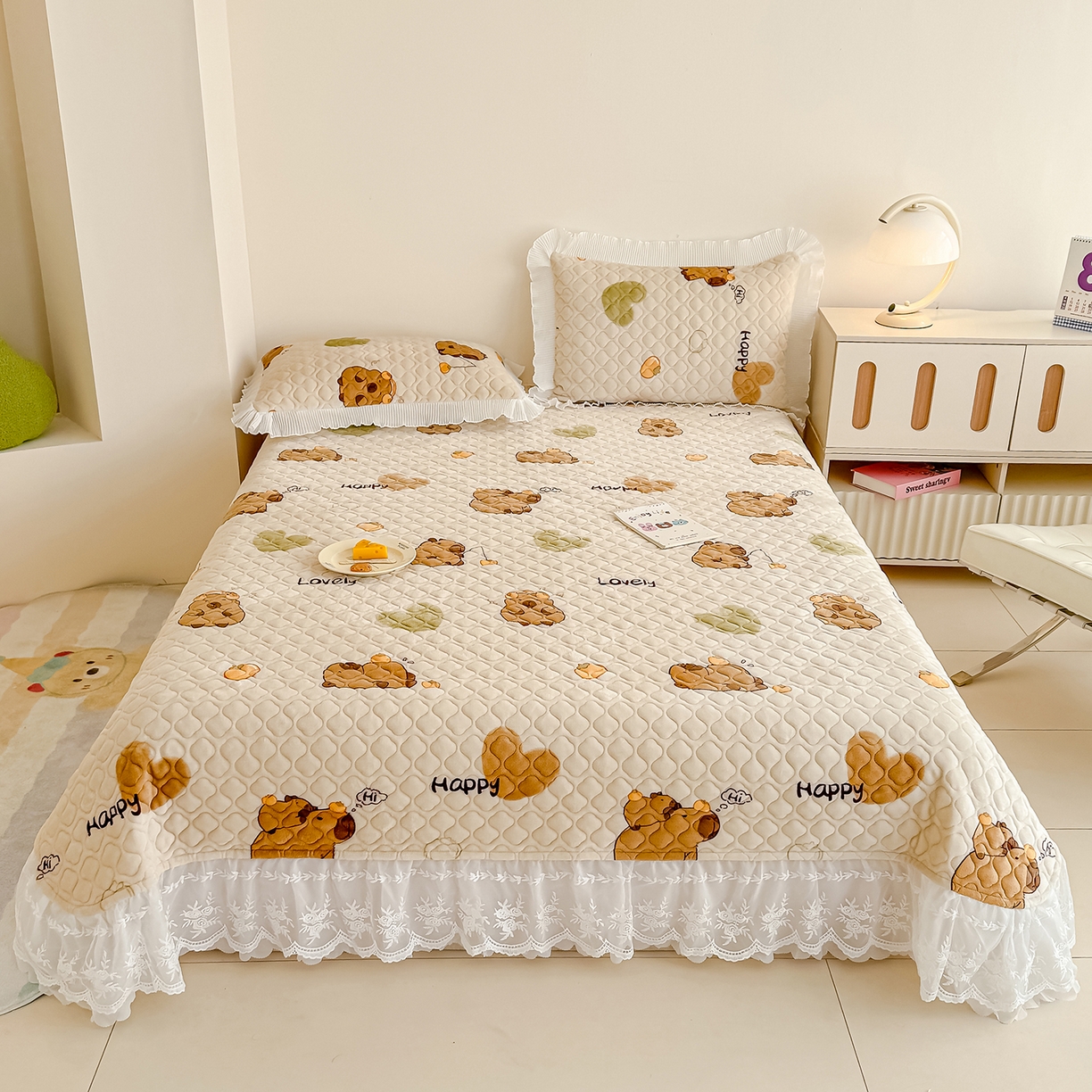 91家纺网 家纺一手货源 找家纺 冬然家纺 2025新款高克重牛奶绒蕾丝花边床盖系列 卡皮巴拉